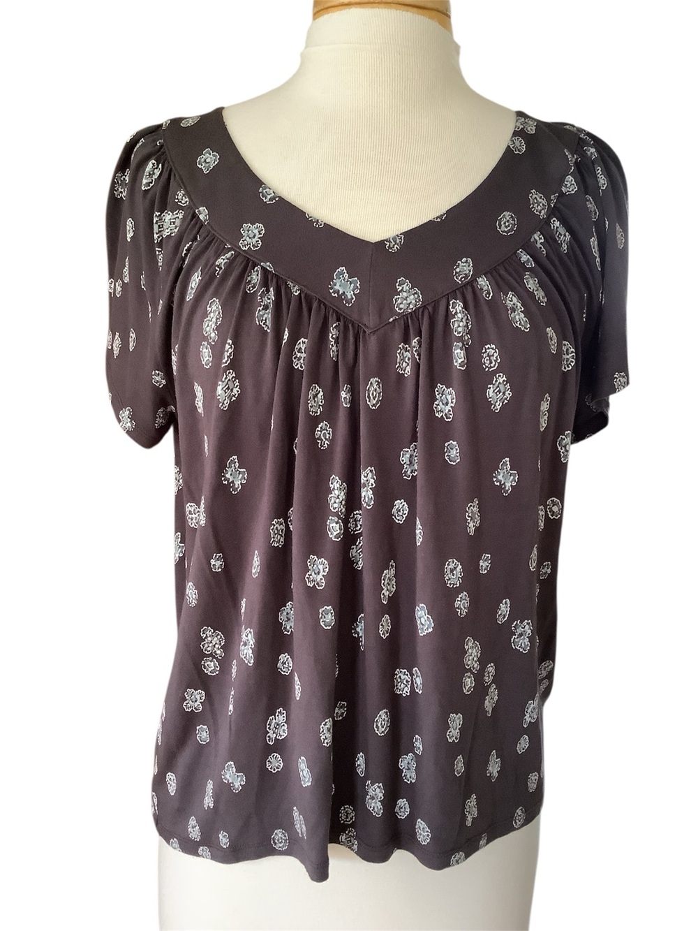 Loft Women's Short Sleeve V-Neck Floral Print Top - Grayish